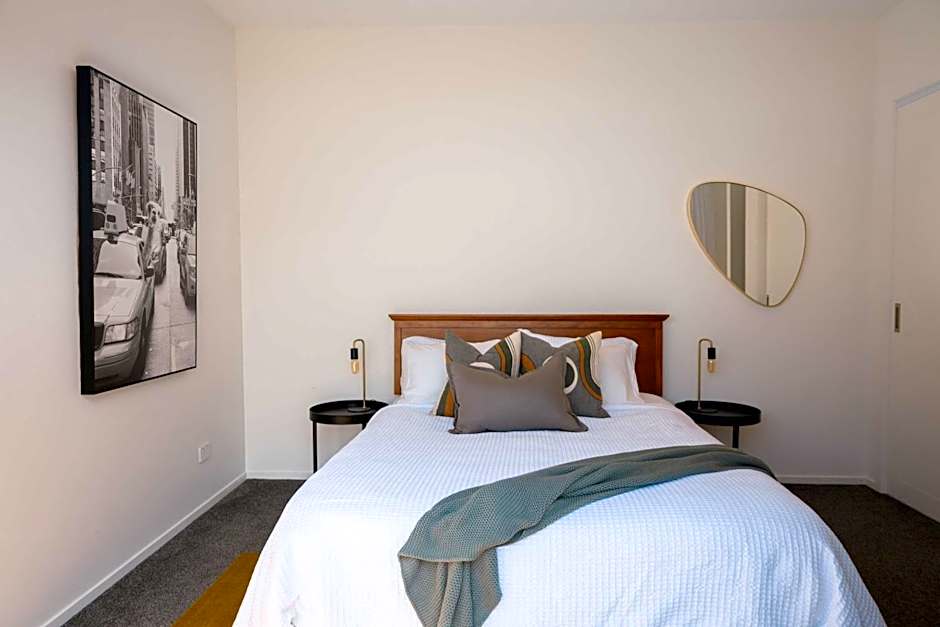 Jandals & Joy Lakefront Retreat