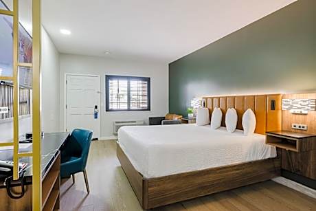 King Room with Sofa, Jetted Tub and Walk-In Shower - Non-Smoking