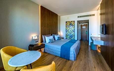 Twin Room with Partial Sea View