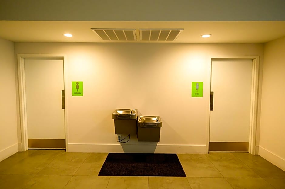 Disney 12 minutes for family, Pool and parking FREE