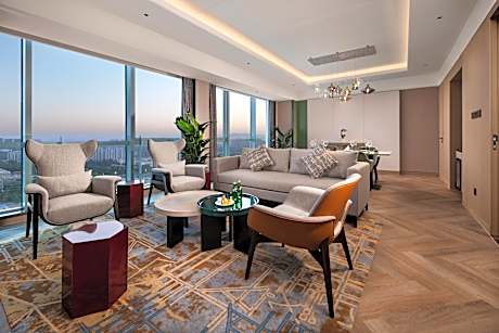 One-Bedroom Suite with Dining Area