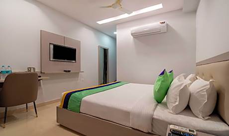 Deluxe - 1 King Bed
