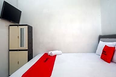 RedDoorz Syariah near Universitas Slamet Riyadi Solo