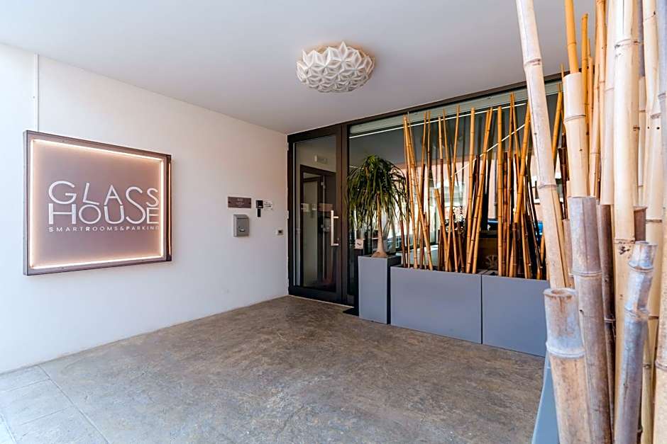 Glass House - Smart Rooms & Parking