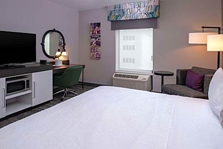 King Room with Roll-in Shower - Disability Accessible/Non-Smoking
