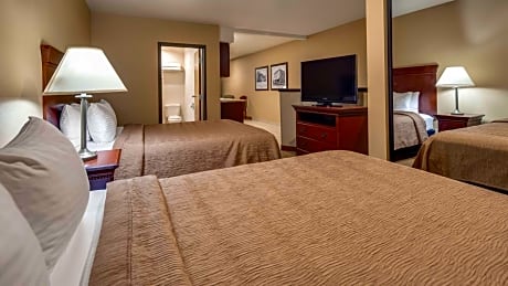 Queen Suite with Two Queen Beds, Murphy Bed and Balcony - Kitchen