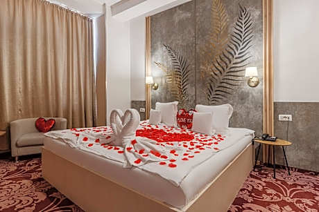 Double Room with Indoor Pool and Jacuzzi Access - Romantic Decoration