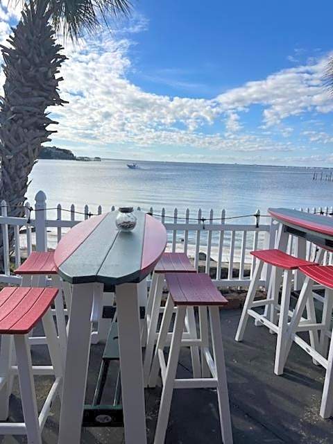 Quality Inn & Suites Gulf Breeze Bayside near Pensacola Beach