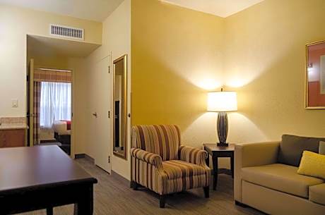 Queen Suite with Whirlpool- Non-Smoking