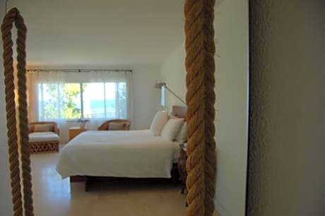 Deluxe One-Bedroom Suite with Panoramic Bay View