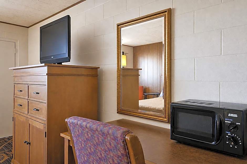 First Inn By OYO Quinter Hwy 70