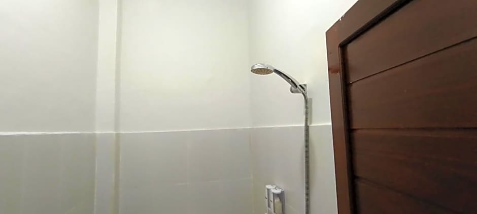 Hotel O Wisma Deli Syariah Near RSUD Nene Mallomo Sidenreng Rappang