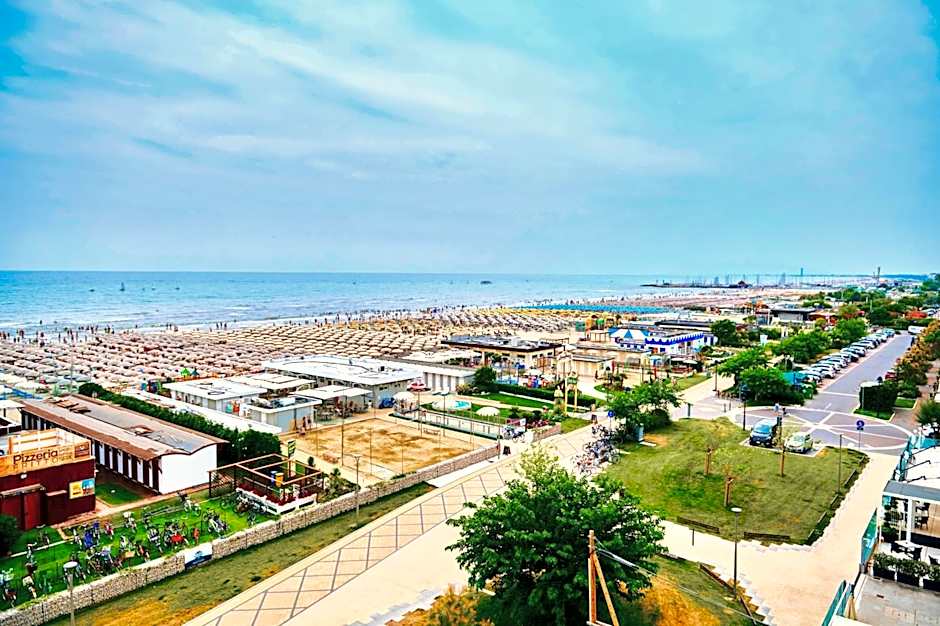 Hotel Caesar B&B Fronte Mare in Centro di Milano Marittima