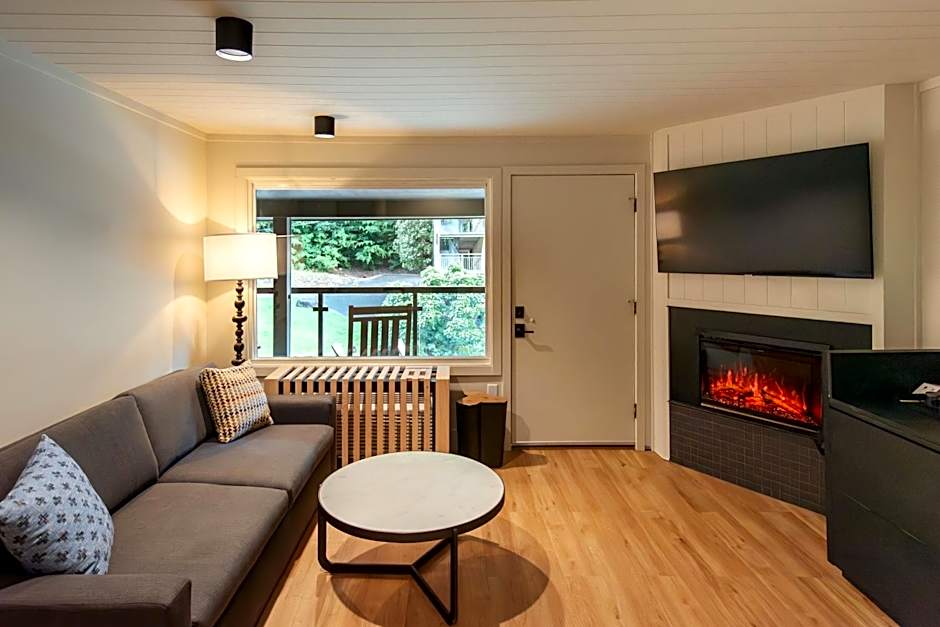 Historic Rocky Waters Inn, A Small Luxury Hotel