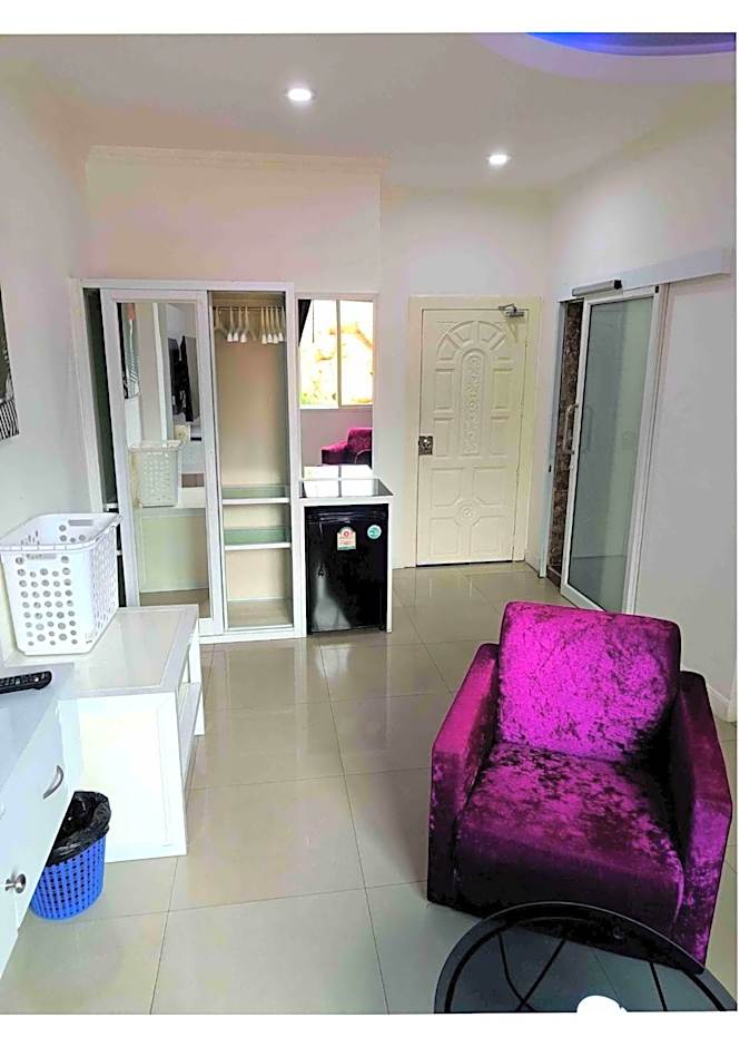 Titanic Residence-7 minute walk to the Beach