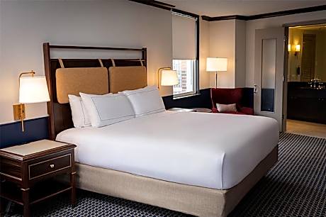 Orrington Suite W/sofabed/parlor/dining Table Jacuzzi Tub/double Shower Head/double Vanity 1 And 1/2