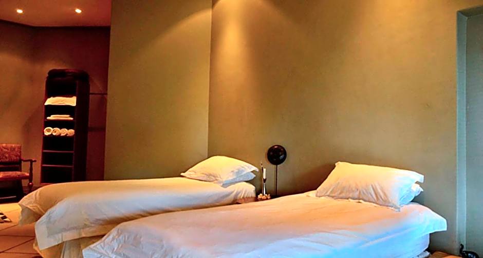 Tingala Lodge - Bed in the Bush