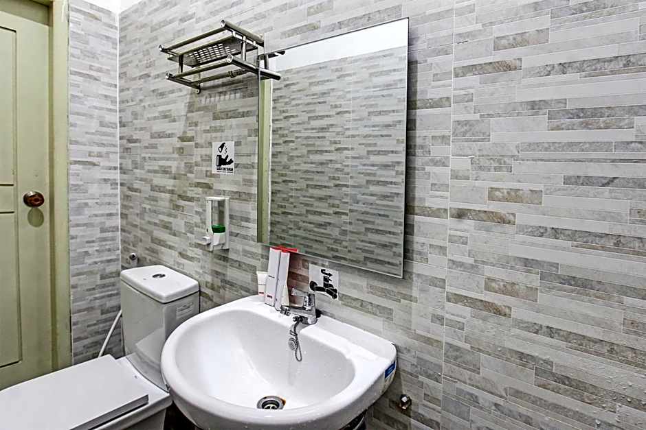 OYO 91739 Ayu Bypass MansionNearBundaran Gerung