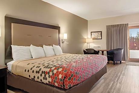 King Room with Partial Lake View and Whirlpool - Non-Smoking