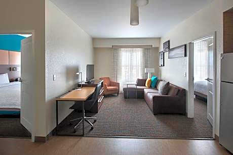 2 Bedroom Suite, Bedroom 1: 1 King, Bedroom 2: 2 Queen, Sofa bed