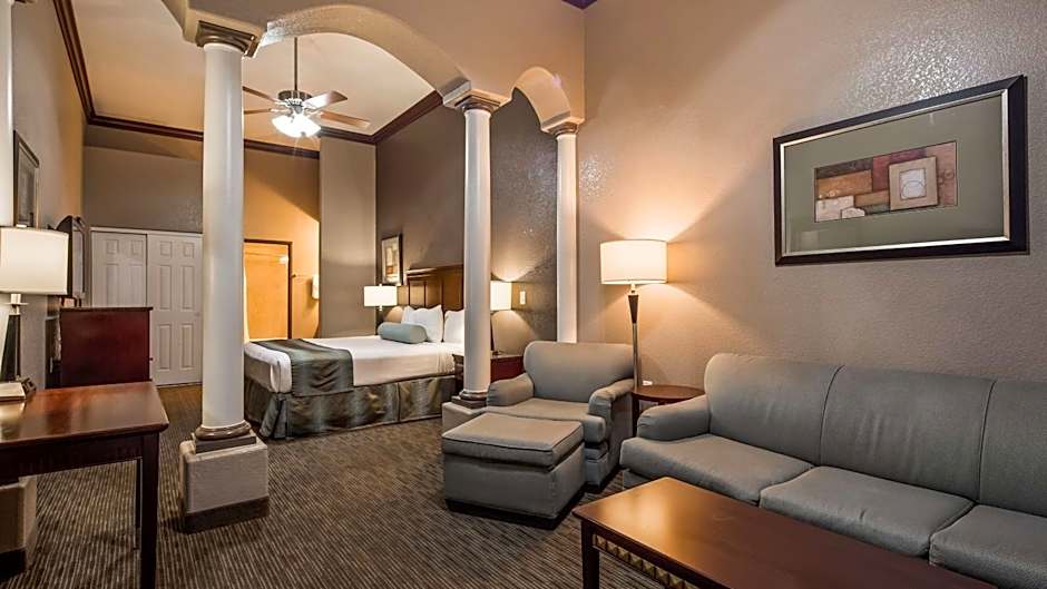 Photo 1 of 4 of 1 King Bed with Sofabed Suite