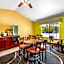 Econo Lodge Inn and Suites Eau Claire