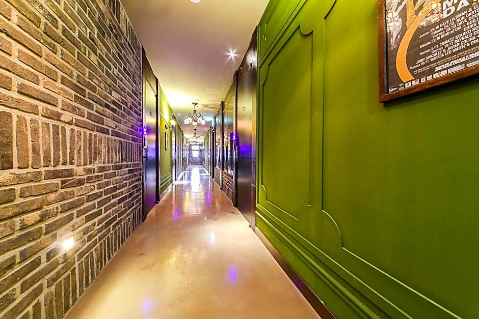 Hotel February Dong Seong Ro