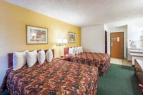 Queen Room with Two Queen Beds - Smoking