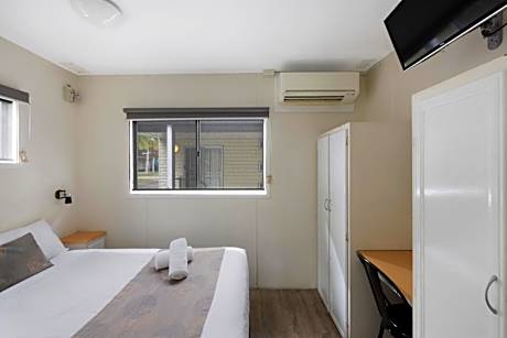 Basic Cabin - Sleeps 3 - Dog Friendly