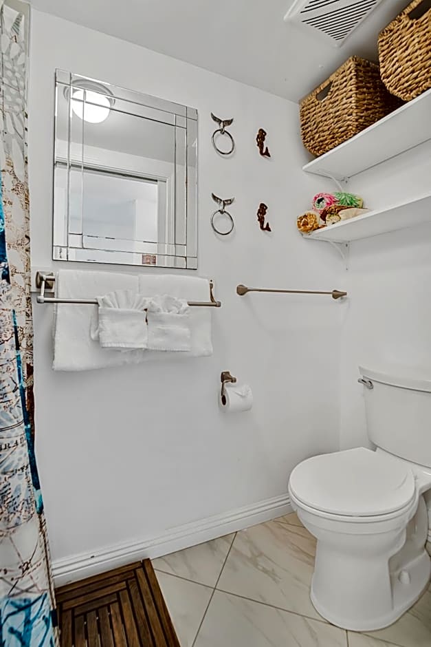 DOWNTOWN HAWAIIAN PARADISE CONDO with Hot Tub, Pool & Beach - Kona Islander Inn