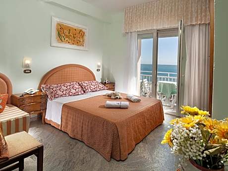Standard Triple Room with Sea View