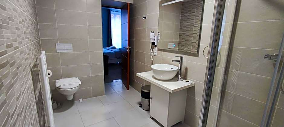 SQUARE HOTEL