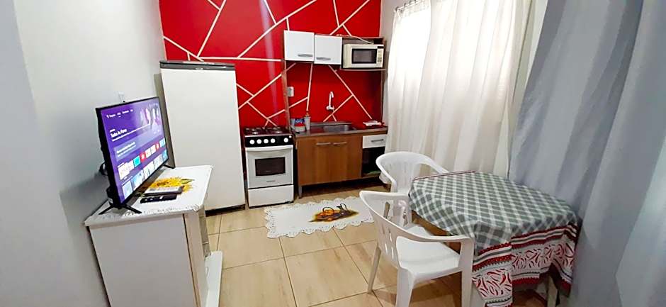 KITNET S2 em TORRES-RS - Na mais bela praia Gaúcha - Cozinha - Banheiro - Ar condicionado - TV smart 32' - Wi-Fi - Estacionamento - Anfitriã Superhost no BnB
