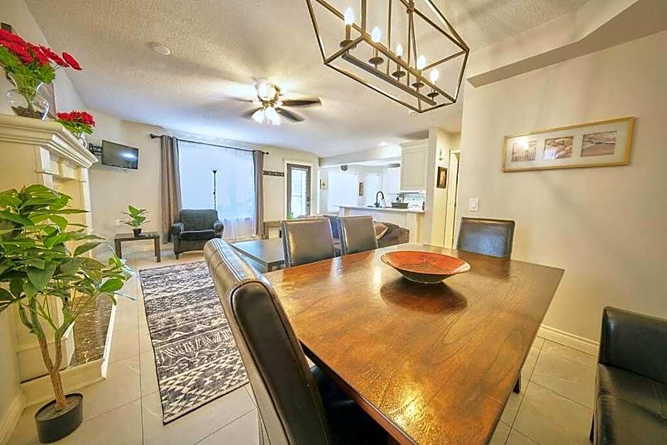 Casa Pura Vida Hot Tub, Pool & Ping Pong Tables w Backyard & BBQ Come stay