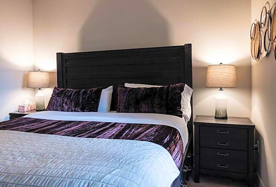 1 Bedroom XL Condo with King bed, Garden View, Parking Included