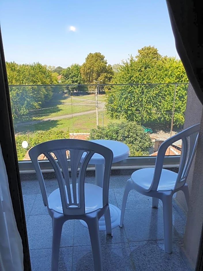 Family Hotel Novel City