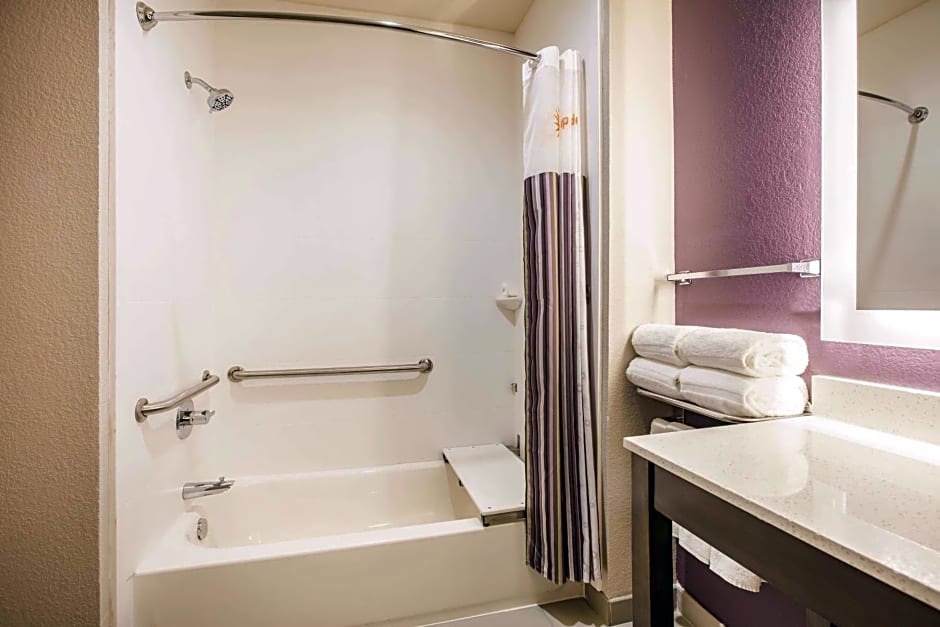 La Quinta Inn & Suites by Wyndham Dallas Plano - The Colony