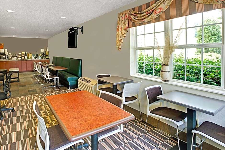 Microtel Inn & Suites By Wyndham Cherokee