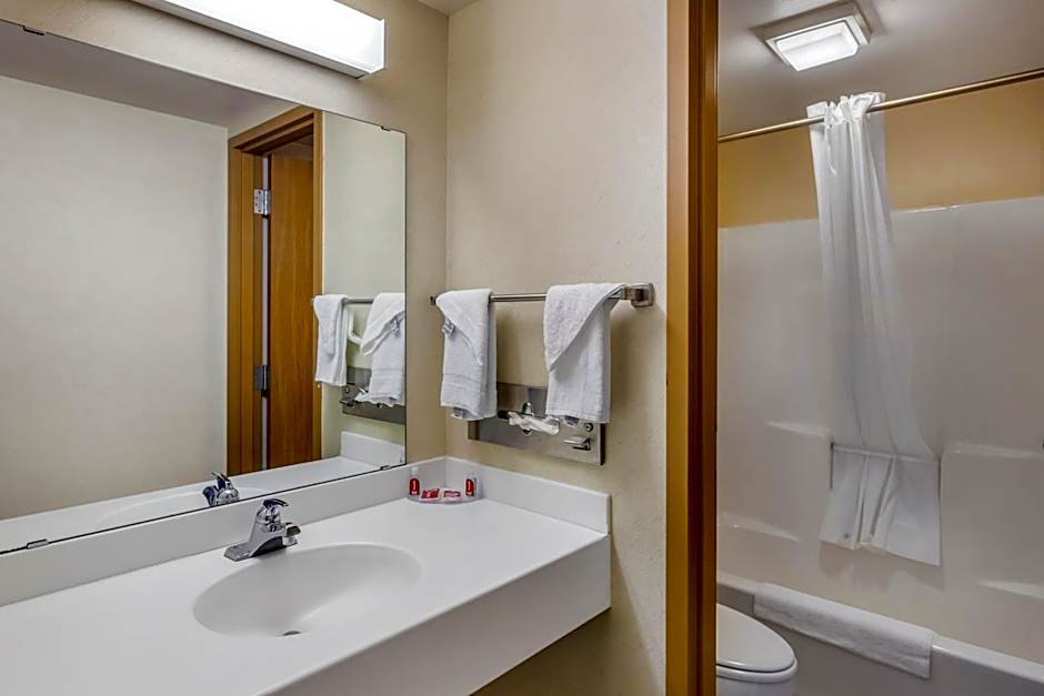 Econo Lodge Inn & Suites