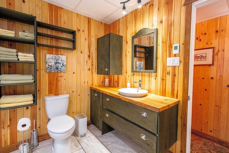 Riverside Stay with Pool Table, Open Air Patio, BBQ