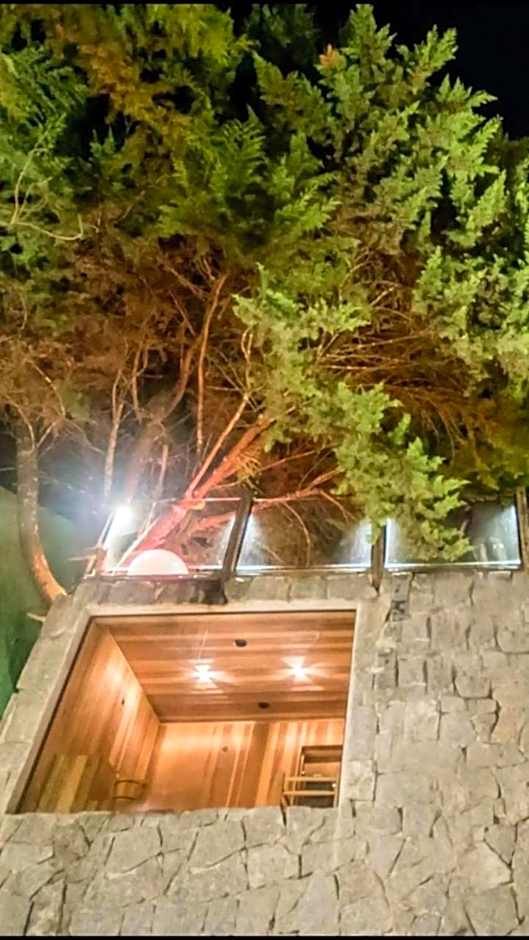 Chalét com jacuzzi sauna lareira e telao cinema