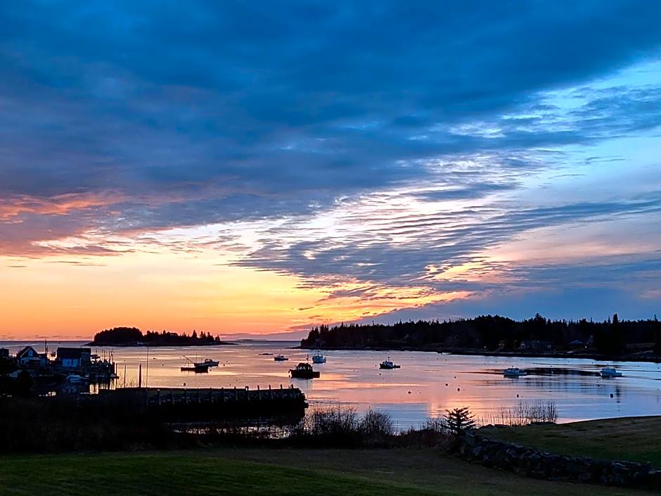 East Wind Inn & Suites