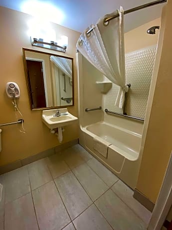 1 Queen Bed, Mobility Accessible, Bathtub, Non-Smoking, Full Breakfast