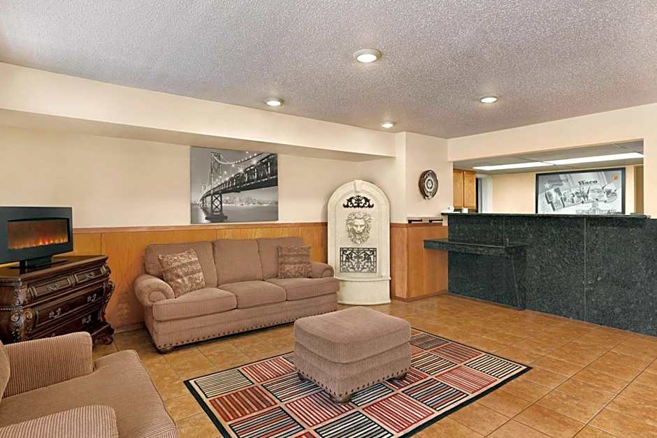 Super 8 by Wyndham Waco University Area