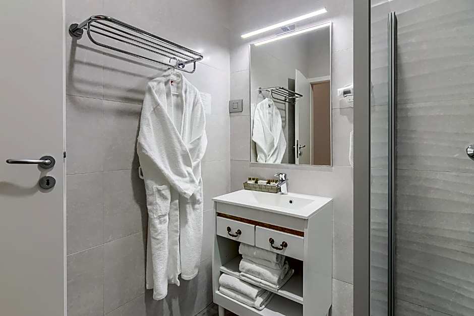 New Era Hotel Old Town - Covered paid parking within 10 minutes walk