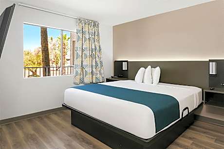 1 King Bed | Suite, Nsmk, Kitchen, Sofa-Bed