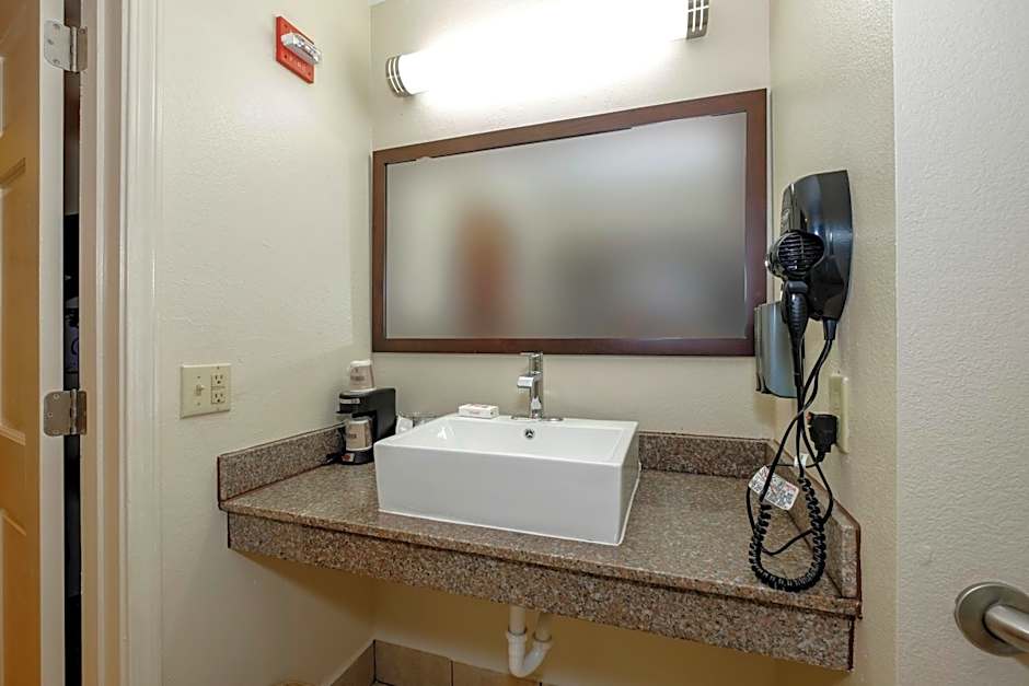 Red Roof PLUS+ Hammond