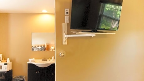 1 Queen Bed And Twin Bed West Wing