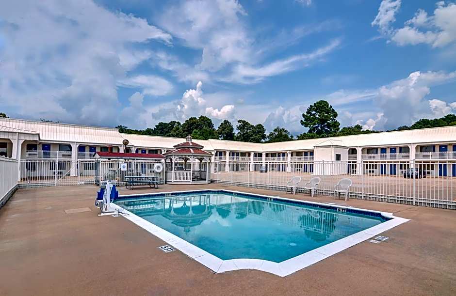 Motel 6-Lindale, TX