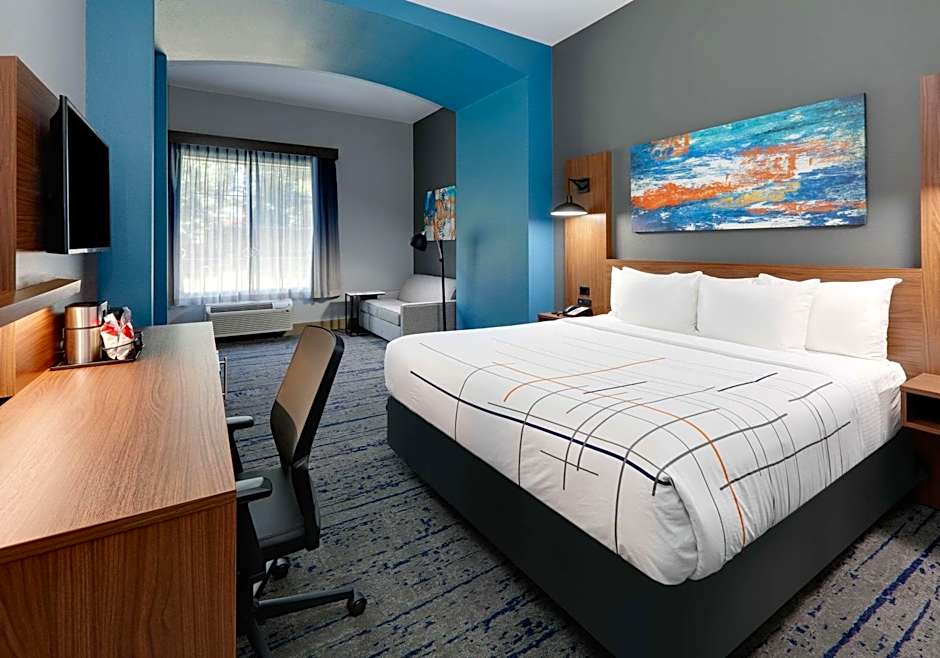 La Quinta Inn & Suites by Wyndham Jacksonville TX